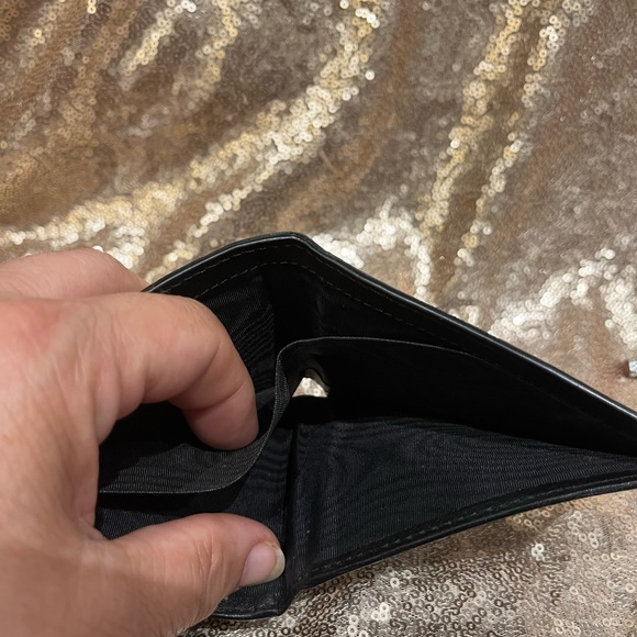 NWOT GUCCI Signature Embossed Italian Black Leather Wallet - Picture 10 of 10